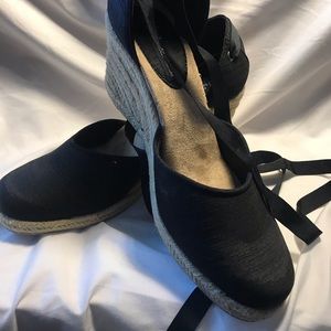 No Boundaries Wedges with Ballerina Ties